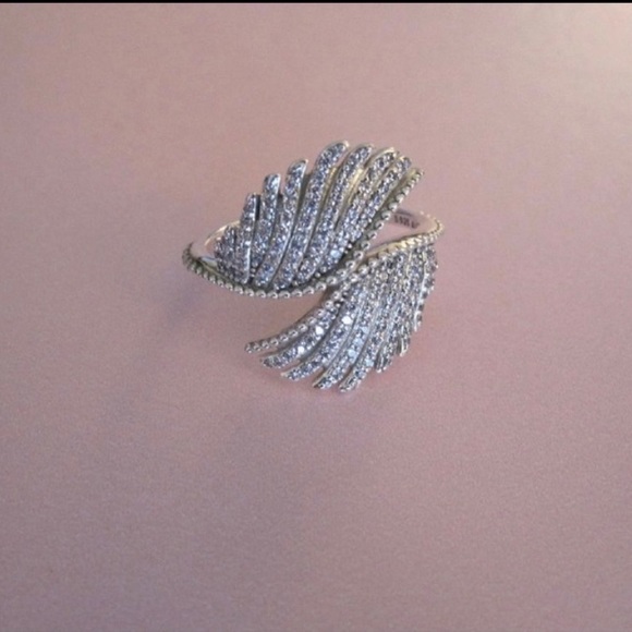 Pandora Jewelry - ✨Majestic Feathers Ring✨
